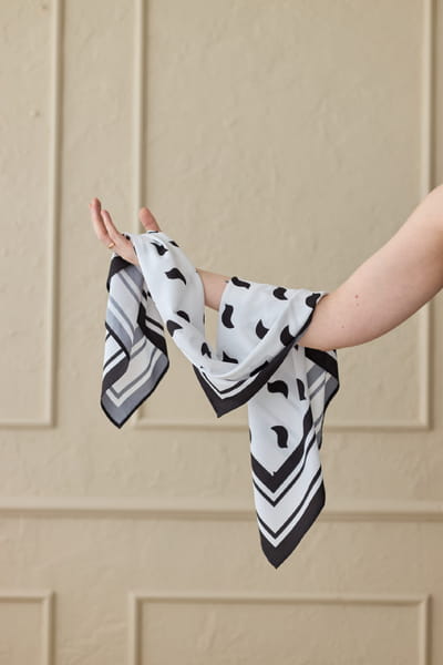 Scarf Black Birds
